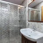 Rose Hotel *